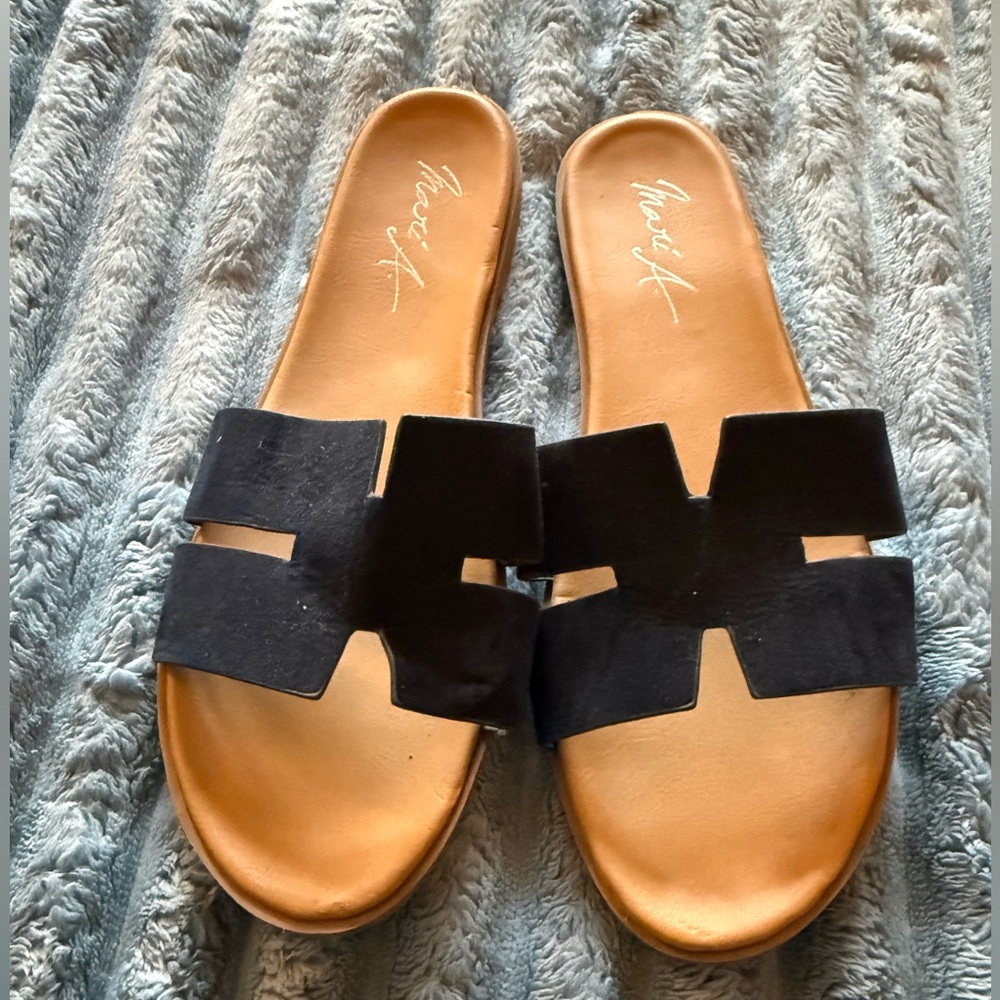 Mari A. Navy Blue Sandals